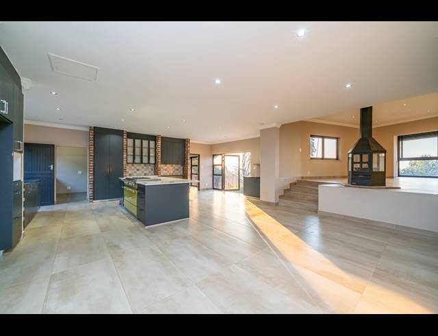 4 BEDROOM FREEHOLD FOR SALE IN NORTHCLIFF